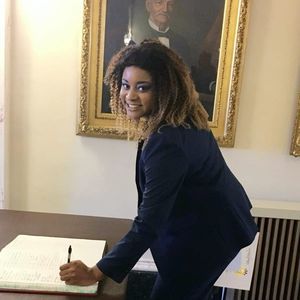 Meet your Posher, Kamillia